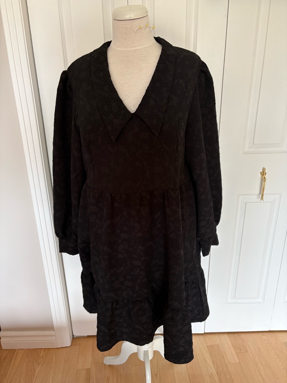 Textured Black V-Neck Midi Dress with Pointed Collar